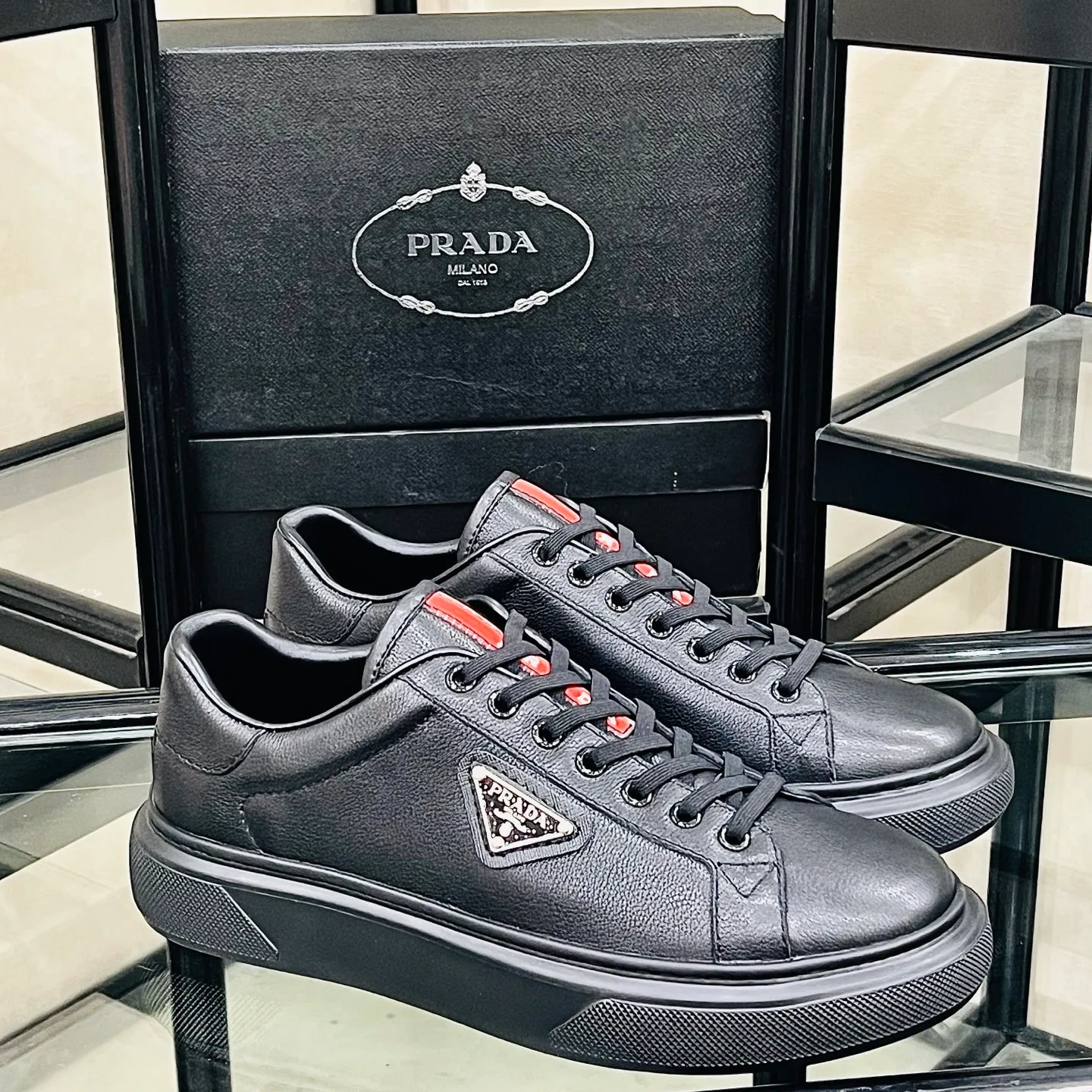 Men's shoes💰440 Prada/Prada Men's new casual shoes, this upper is made of imported calfskin + sheep lining! The outside is decorated with the P family's classic metal triangle enamel logo, and the outsole is made of non-slip sports foam ultra-light outsole, which feels good on the feet and is a fashionable and fashionable item!  Size: 38-44 (45 customized)
